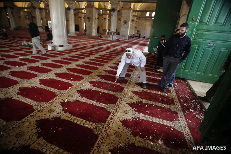 Palestinians in Jerusalem's Al-Asqa mosque collect stones following clashes between Palestinian stone throwers and Israeli riot police on September 25, 2013. The compound, which lies in Jerusalem's Old City is a flashpoi...