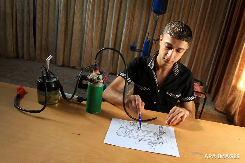 Palestinian student, Ibrahim Saad, 18, invents device "X_Zero Water Volt"، in Gaza City, on Sep. 25, 2013. The device produce hydrogen gas by analysing water, which uses to run an electricity generator and as cooking gas...