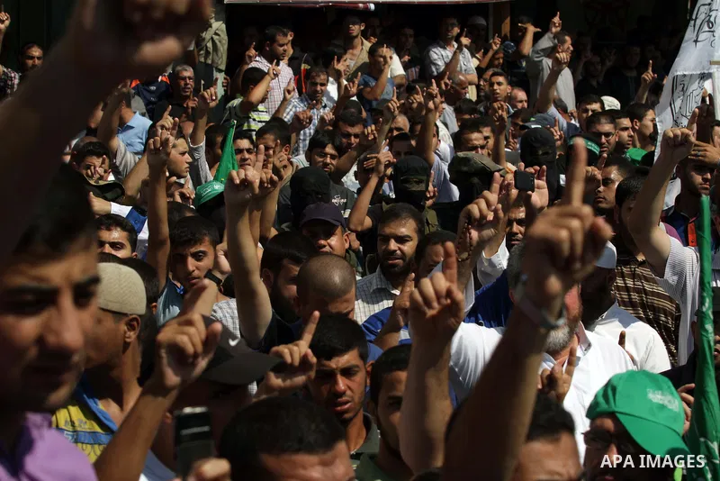 Palestinian hamas supporters take part in a protest to show solidarity with Al-Aqsa mosque after Friday prayers in the central Gaza Strip September 27, 2013. Photo by Ashraf Amra