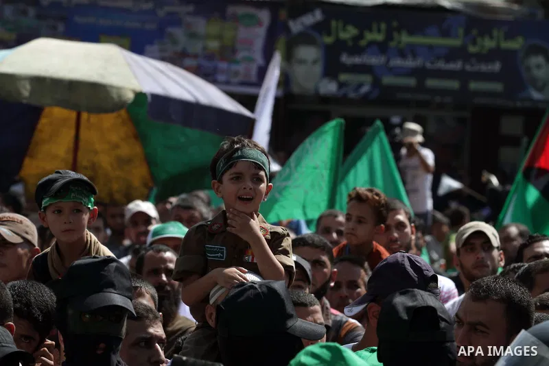 Palestinian hamas supporters take part in a protest to show solidarity with Al-Aqsa mosque after Friday prayers in the central Gaza Strip September 27, 2013. Photo by Ashraf Amra