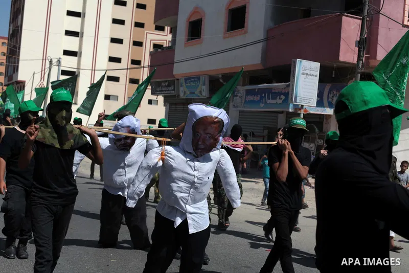 Palestinian hamas supporters take part in a protest to show solidarity with Al-Aqsa mosque after Friday prayers in the central Gaza Strip September 27, 2013. Photo by Ashraf Amra