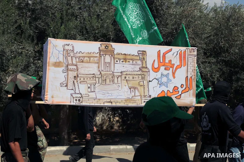 Palestinian hamas supporters take part in a protest to show solidarity with Al-Aqsa mosque after Friday prayers in the central Gaza Strip September 27, 2013. Photo by Ashraf Amra