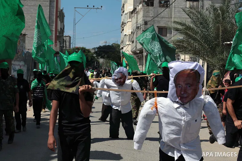 Palestinian hamas supporters take part in a protest to show solidarity with Al-Aqsa mosque after Friday prayers in the central Gaza Strip September 27, 2013. Photo by Ashraf Amra