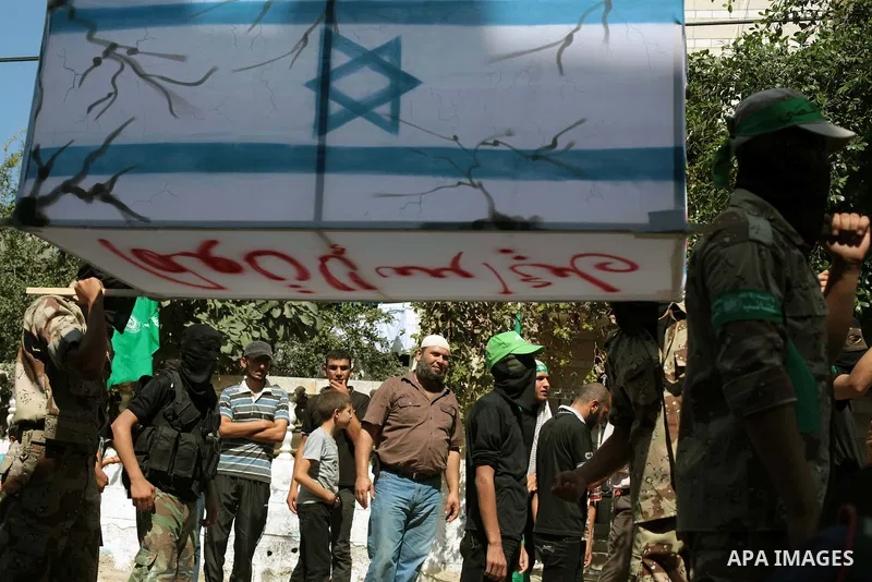 Palestinian hamas supporters take part in a protest to show solidarity with Al-Aqsa mosque after Friday prayers in the central Gaza Strip September 27, 2013. Photo by Ashraf Amra