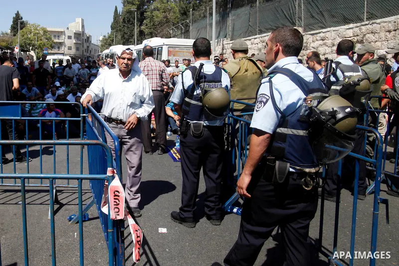 Israeli security forces stand guard as Palestinian worshipers arrive to attend Friday prayers at al-Aqsa mosque, in Jerusalem's Old City on September 27, 2013. According to the Israeli police spokesman 10 Palestians were...