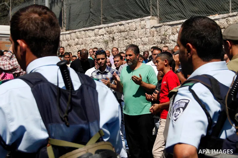Palestinians Pray during Friday prayers in front of an Israeli police barrier in the east Jerusalem neighbourhood of Wadi Al Joz on 27 September 2013 . According to the Israeli police spokesman 10 Palestians were arreste...
