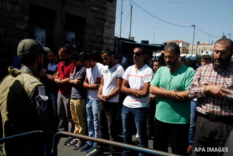 Palestinians Pray during Friday prayers in front of an Israeli police barrier in the east Jerusalem neighbourhood of Wadi Al Joz on 27 September 2013 . According to the Israeli police spokesman 10 Palestians were arreste...