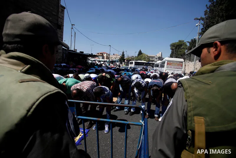 Palestinians Pray during Friday prayers in front of an Israeli police barrier in the east Jerusalem neighbourhood of Wadi Al Joz on 27 September 2013 . According to the Israeli police spokesman 10 Palestians were arreste...