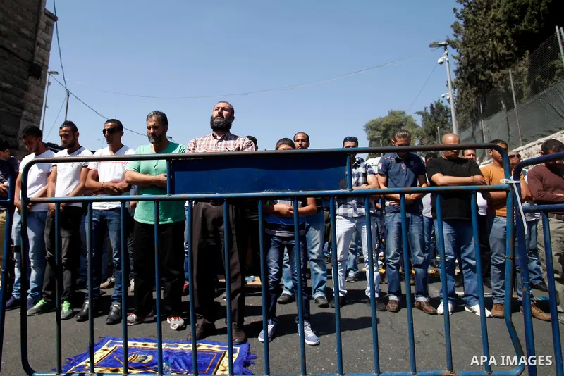 Palestinians Pray during Friday prayers in front of an Israeli police barrier in the east Jerusalem neighbourhood of Wadi Al Joz on 27 September 2013 . According to the Israeli police spokesman 10 Palestians were arreste...