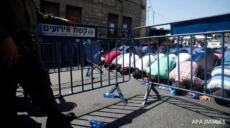 Palestinians Pray during Friday prayers in front of an Israeli police barrier in the east Jerusalem neighbourhood of Wadi Al Joz on 27 September 2013 . According to the Israeli police spokesman 10 Palestians were arreste...