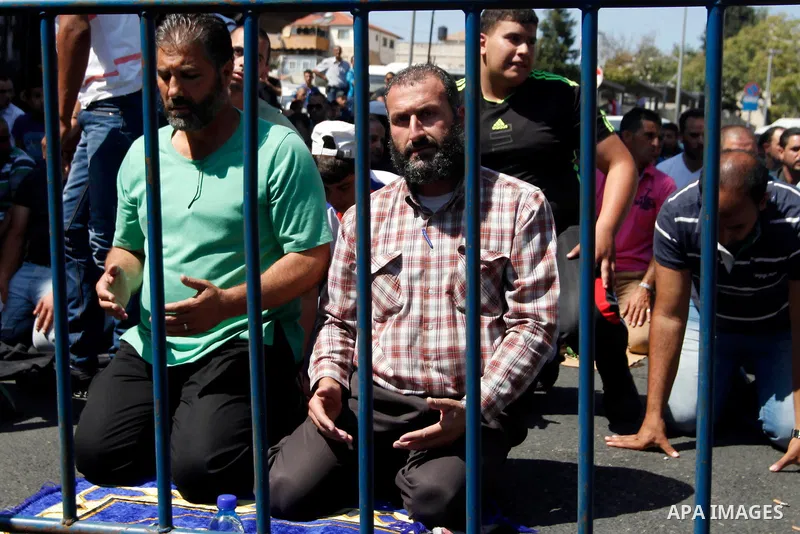 Palestinians Pray during Friday prayers in front of an Israeli police barrier in the east Jerusalem neighbourhood of Wadi Al Joz on 27 September 2013 . According to the Israeli police spokesman 10 Palestians were arreste...