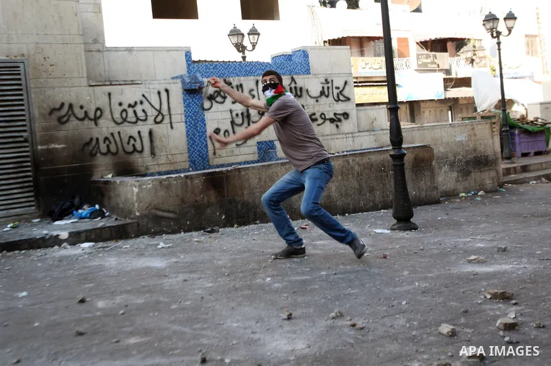 A Palestinian protester throws stones at Israeli security forces during clashes in the West Bank city of Hebron September 27, 2013. Israeli police clashed with Palestinian protesters in Jerusalem's Old City, the Gaza Str...