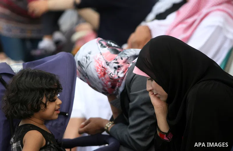 Palestinians wait to cross into Egypt at the Rafah crossing between Egypt and the southern Gaza Strip on September 29, 2013. Hundreds of patients, students and foreign residents from the Palestinian side have rushed to t...