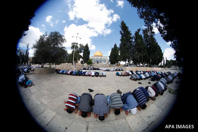 Palestinian worshipers pray outside the Dome of the Rock mosque at the Al-Aqsa compound, Islam s third holiest site, in the old city of Jerusalem, on October 4, 2013. Photo by Saeed Qaq