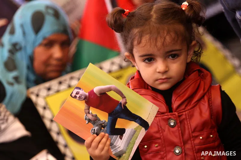 Palestinians take part in a protest calling for the release of Palestinian prisoners from Israeli jails in front of the Red Cross in Gaza City, on Oct. 21, 2013. Photo by Mohammed Asad