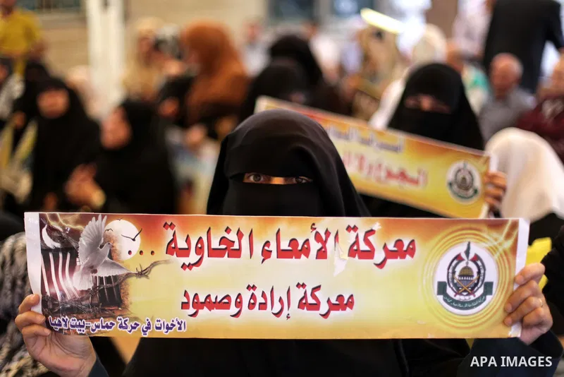 Palestinians take part in a protest calling for the release of Palestinian prisoners from Israeli jails in front of the Red Cross in Gaza City, on Oct. 21, 2013. Photo by Ashraf Amra
