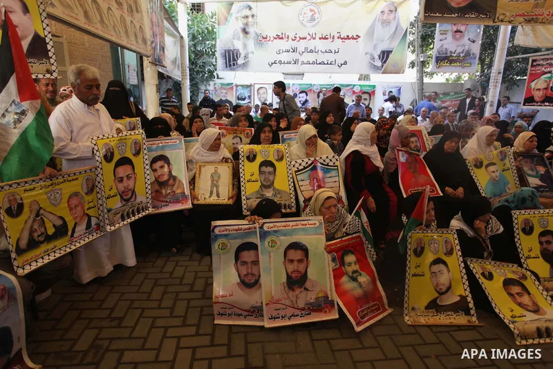 Palestinians take part in a protest calling for the release of Palestinian prisoners from Israeli jails in front of the Red Cross in Gaza City, on Oct. 21, 2013. Photo by Ashraf Amra