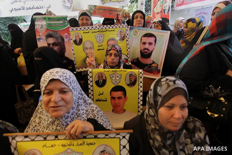 Palestinians take part in a protest calling for the release of Palestinian prisoners from Israeli jails in front of the Red Cross in Gaza City, on Oct. 21, 2013. Photo by Ashraf Amra
