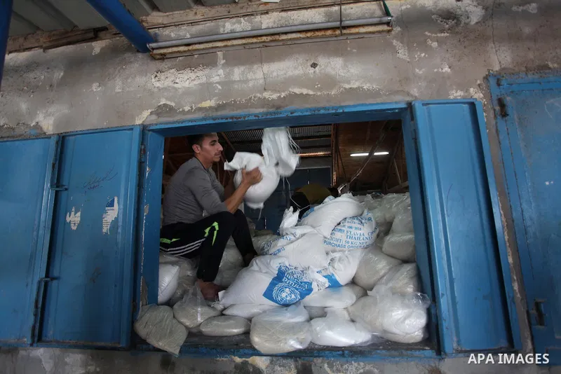 Palestinian employees work at the United Nations Relief and Works Agency (UNRWA) food distribution center in Gaza City on October 22, 2013. Photo by Ashraf Amra