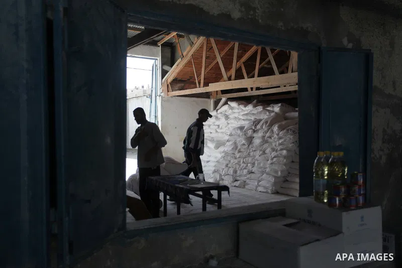 Palestinian employees work at the United Nations Relief and Works Agency (UNRWA) food distribution center in Gaza City on October 22, 2013. Photo by Ashraf Amra