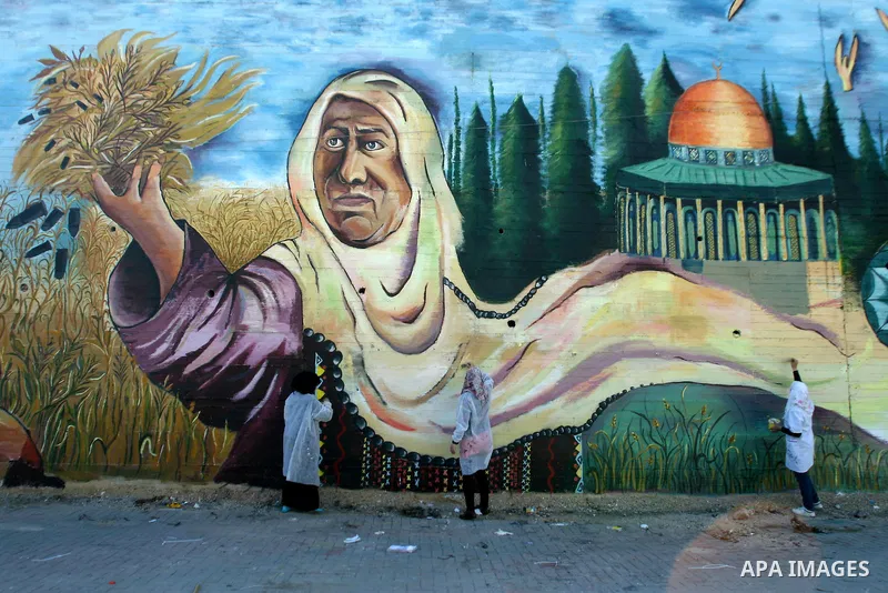 Palestinian artists paint a mural depicting Palestinian heritage, in the West Bank city of Nablus, on Oct. 24, 2013. Photo by Nedal Eshtayah