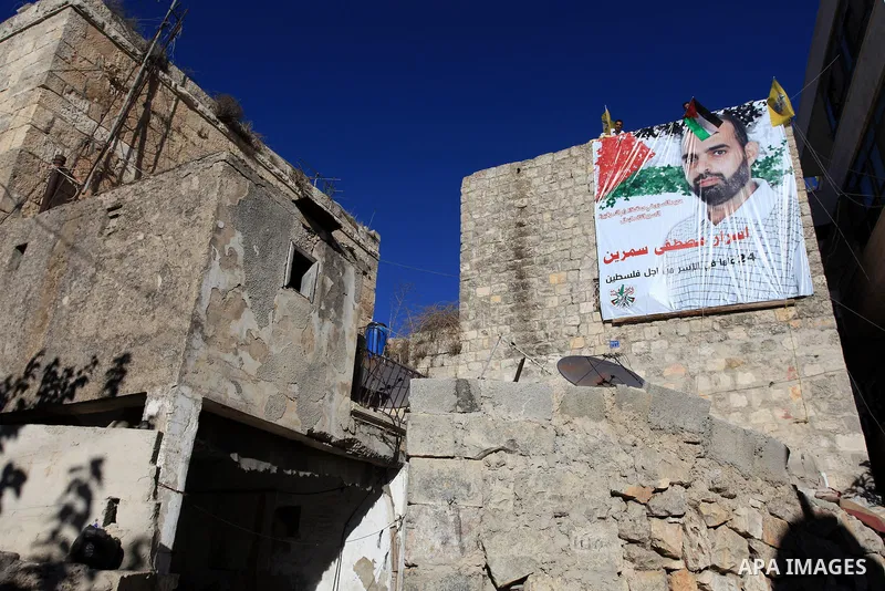 Relatives hang a banner depicting Palestinian prisoner Israr Samreen outside his house, in the West Bank city of Ramallah October 28, 2013. Samreen is one of 26 Palestinian prisoners that Israel approved on Sunday to rel...