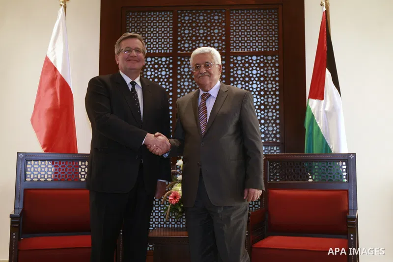 Palestinian President Mahmoud Abbas (R) shakes hands with President of Poland, Bronislaw Komorowski during their meeting in the West Bank city of Bethlehem on November 5, 2013. apaimages / POOL / Majdi Mohammed