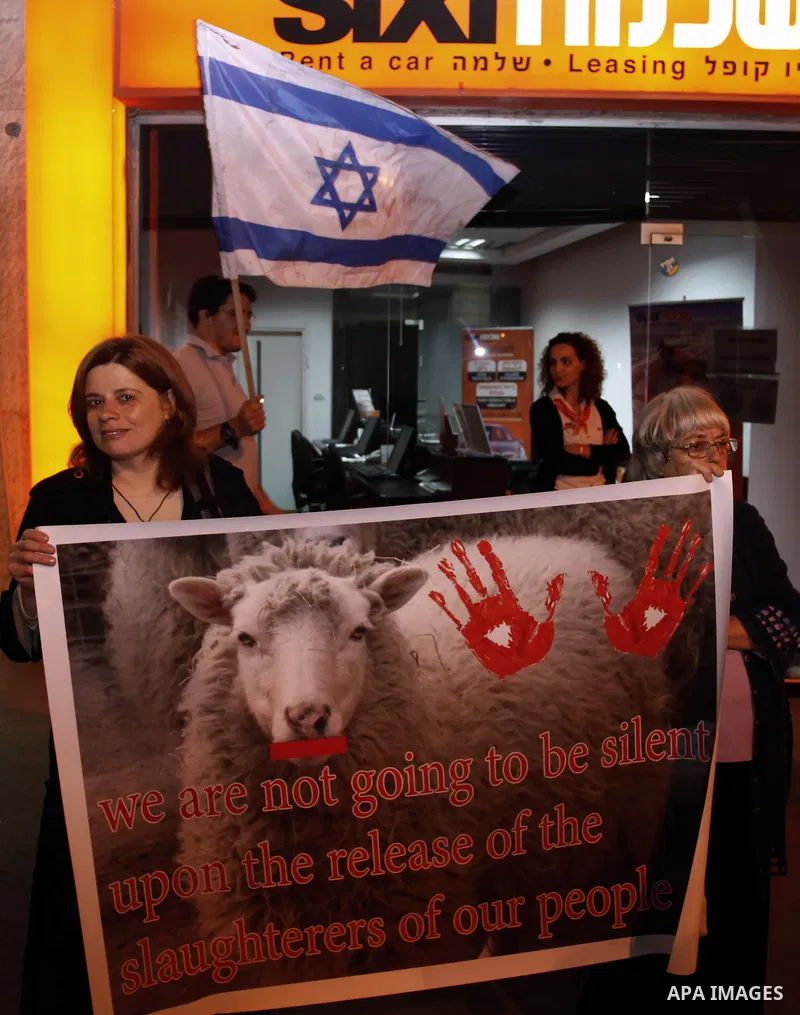 Israeli Jewish protesters hold placards during a protest against Israeli-Palestinian peace negotiations, and against the release of Palestinian prisoners, in Jerusalem on November 06, 2013. Israel freed 26 Palestinian pr...