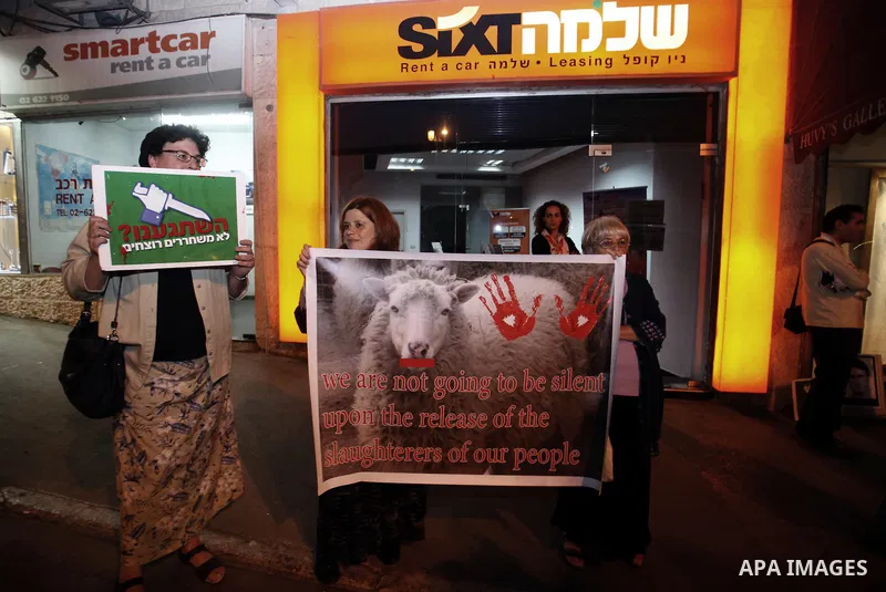 Israeli Jewish protesters hold placards during a protest against Israeli-Palestinian peace negotiations, and against the release of Palestinian prisoners, in Jerusalem on November 06, 2013. Israel freed 26 Palestinian pr...