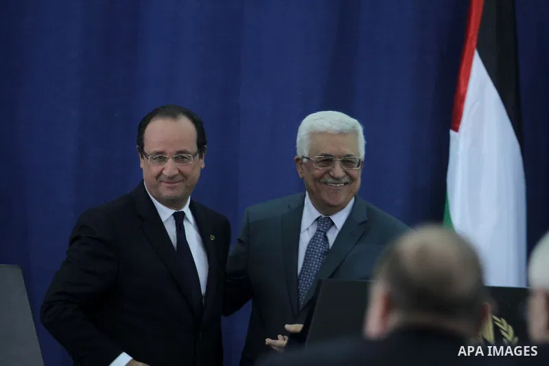 French President Francois Hollande and Palestinian President Mahmoud Abbas during their joint press conference in the West bank town of Ramallah ,18 November 2013. Hollande is on a three-day visit to Israel and the Pales...