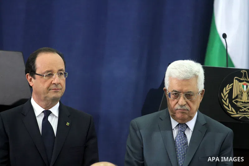 French President Francois Hollande and Palestinian President Mahmoud Abbas during their joint press conference in the West bank town of Ramallah ,18 November 2013. Hollande is on a three-day visit to Israel and the Pales...