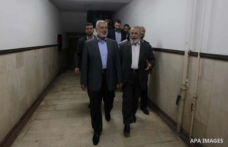 Palestinian Prime Minister in Gaza strip Ismail Haniyeh, visits the Fatwa and Legislation's office, in Gaza City on November 26, 2013. Photo by Ashraf Amra