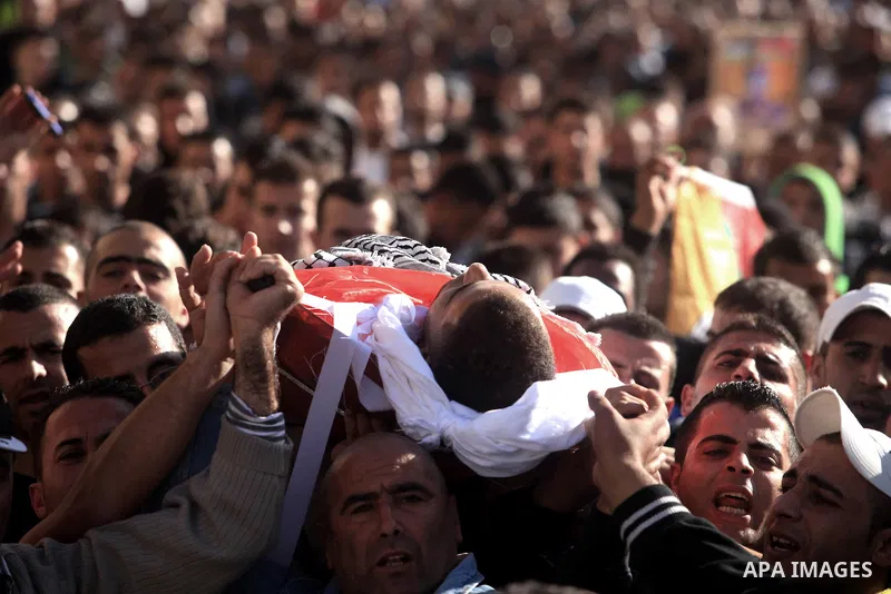 Palestinians carry the body of Palestinian worker Antar al-Aqraa, during his funeral at Qabalan village near the Wet Bank City of Nablus, 02 December 2013. A volunteer for the Israeli border police allegedly shot and kil...