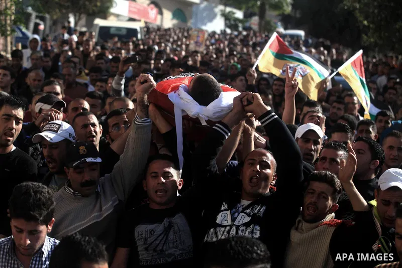 Palestinians carry the body of Palestinian worker Antar al-Aqraa, during his funeral at Qabalan village near the Wet Bank City of Nablus, 02 December 2013. A volunteer for the Israeli border police allegedly shot and kil...