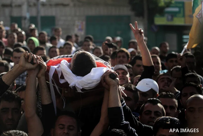 Palestinians carry the body of Palestinian worker Antar al-Aqraa, during his funeral at Qabalan village near the Wet Bank City of Nablus, 02 December 2013. A volunteer for the Israeli border police allegedly shot and kil...