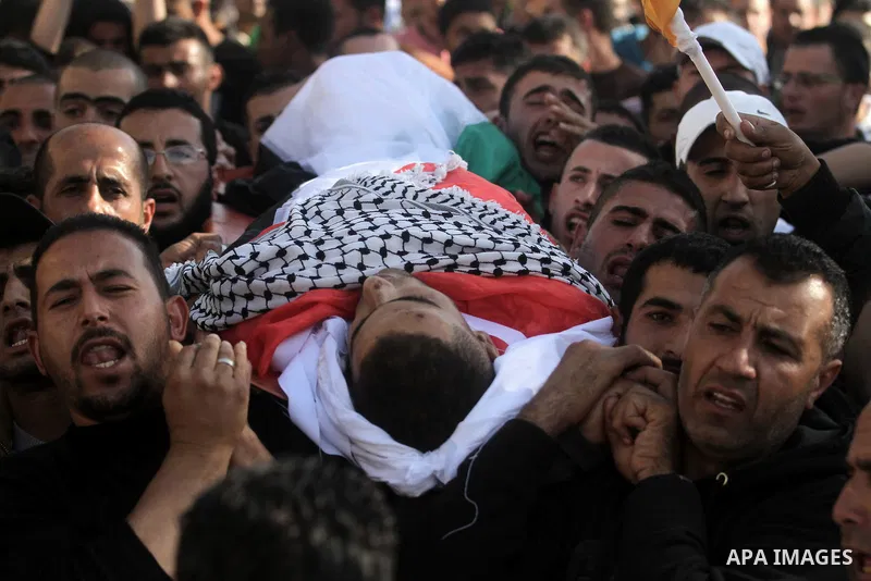 Palestinians carry the body of Palestinian worker Antar al-Aqraa, during his funeral at Qabalan village near the Wet Bank City of Nablus, 02 December 2013. A volunteer for the Israeli border police allegedly shot and kil...