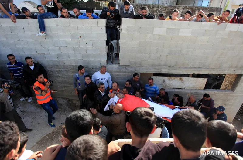 Palestinians carry the body of Palestinian worker Antar al-Aqraa, during his funeral at Qabalan village near the Wet Bank City of Nablus, 02 December 2013. A volunteer for the Israeli border police allegedly shot and kil...
