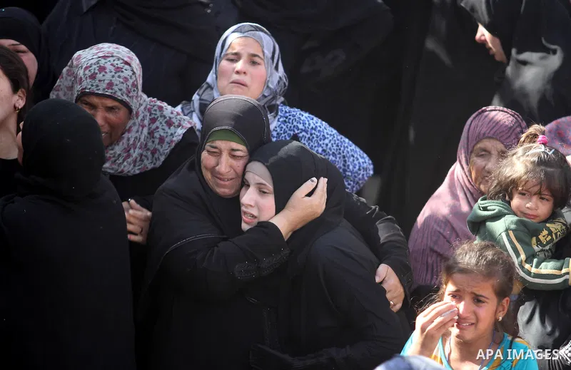 Relatives of Palestinian worker Antar al-Aqraa, weep during his funeral at Qabalan village near the Wet Bank City of Nablus, 02 December 2013. A volunteer for the Israeli border police allegedly shot and killed al-Aqraa...