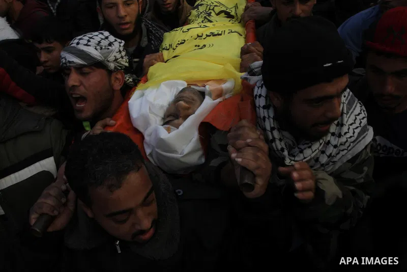 Palestinian mourners carry the body of 22-year-old Palestinian Odah Hamad during his funeral in Beit Hanoun in the northern Gaza Strip December 21, 2013. Israeli forces shot and killed a Palestinian, Hamad, and wounded t...