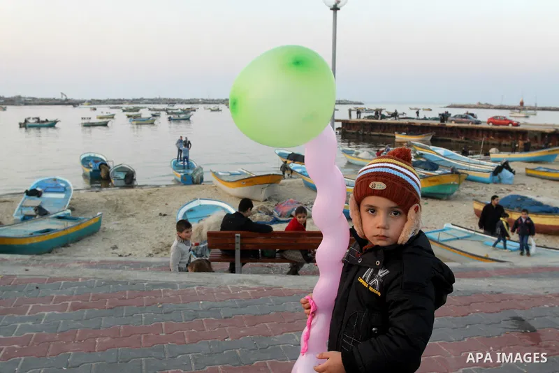 Palestinian children enjoy with their family on the port of Gaza during holiday on Friday in Gaza city, on Jan. 03, 2013. Photo by Mohammed Asad