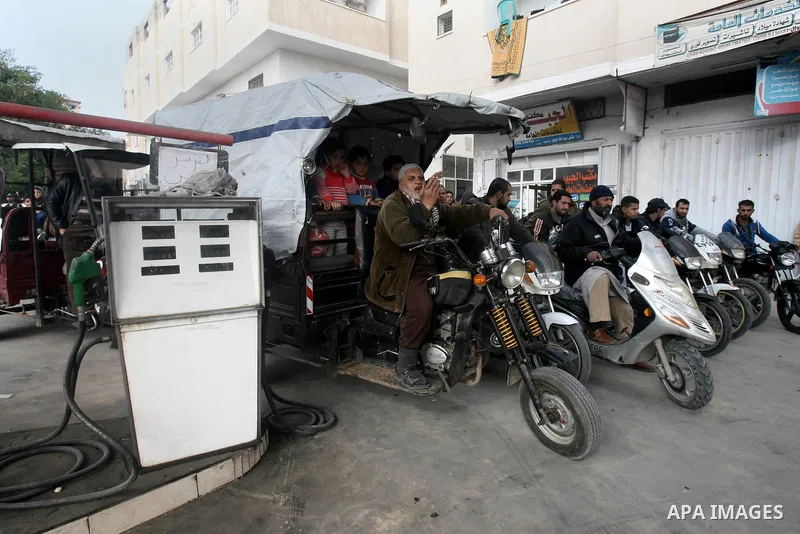 Palestinians wait to fill gasoline at a gas station in Rafah southern in Gaza city on Jan. 05, 2014. Fuel stations in the Gaza Strip free of fuel due to the crisis in Israeli blockade. Photo by Eyad Al Baba