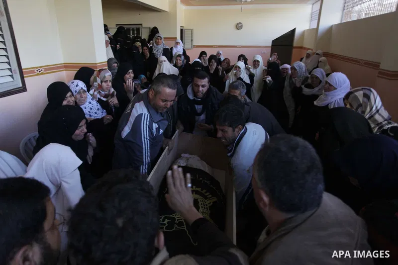 Palestinians carry the body of 32-year-old Islamic Jihad militant Mohammed Salama al-Ijla during his funeral in Gaza City January 8, 2014. Al-Ijla was killed on Wednesday in the Gaza Strip in what his group, Islamic Jiha...