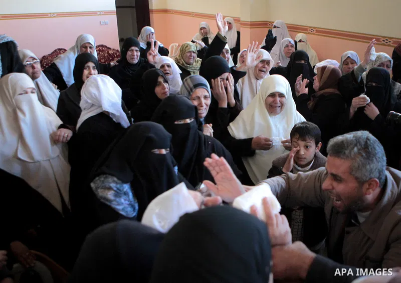 Palestinian relatives mourn on the body of 32-year-old Islamic Jihad militant Mohammed Salama al-Ijla during his funeral in Gaza City January 8, 2014. Al-Ijla was killed on Wednesday in the Gaza Strip in what his group,...