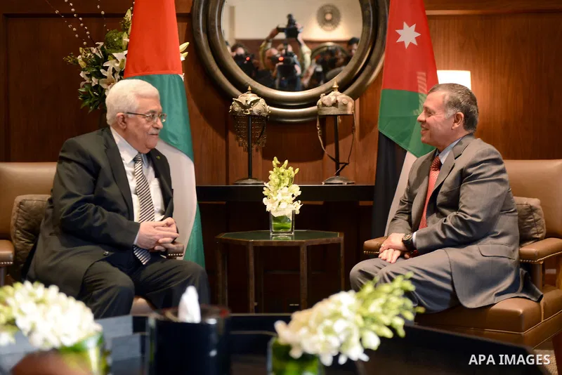 Palestinian President, Mahmoud Abbas (Abu Mazen) meets with King Abdullah II, King of Jordan in Amman, on January 8, 2014. Photo by Thaer Ganaim