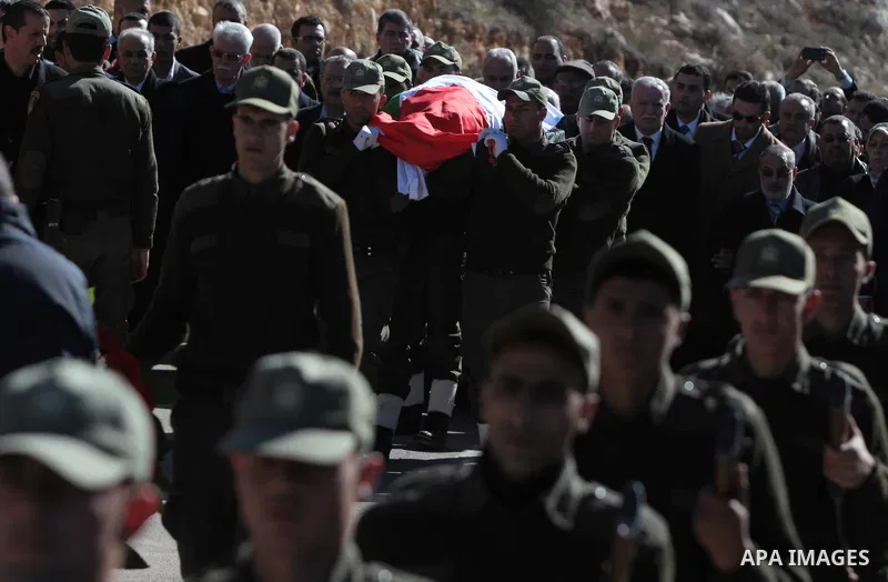 Palestinian national security guards carry the flag-covered body of Palestinian ambassador to Prague, Jamal al-Jamal during his funeral in the West Bank city of Ramallah January 8, 2014. Al-Jamal died on January 1 in a m...