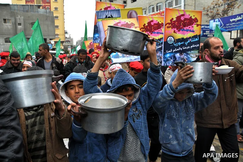 Palestinian boys take part in a rally to show solidarity with Palestinian refugees in Syria's main refugee camp Yarmouk, in Jabalia in the northern Gaza Strip January 10, 2014. Photo by Mohammed Talatene