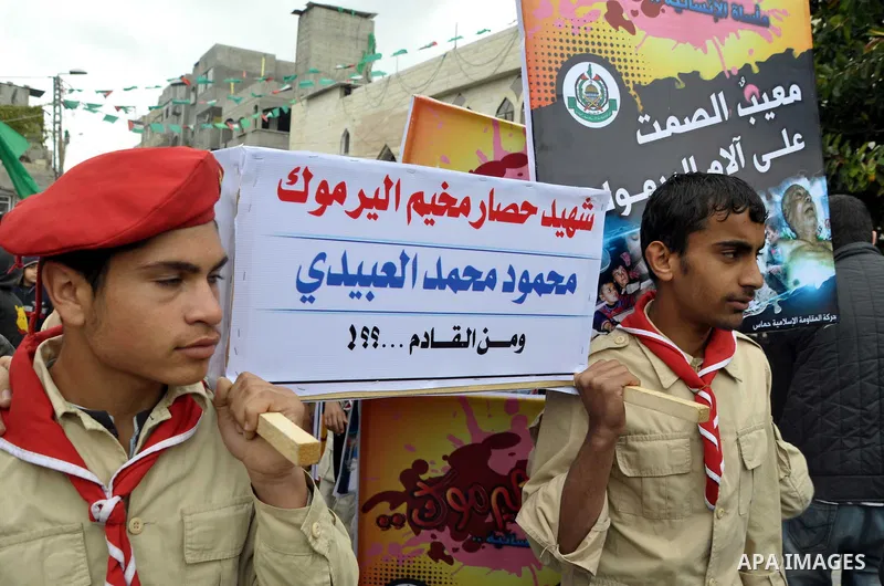 Palestinian boys take part in a rally to show solidarity with Palestinian refugees in Syria's main refugee camp Yarmouk, in Jabalia in the northern Gaza Strip January 10, 2014. Photo by Mohammed Talatene