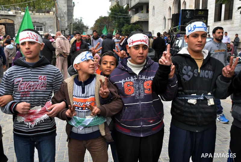 Palestinian boys take part in a rally to show solidarity with Palestinian refugees in Syria's main refugee camp Yarmouk, in Jabalia in the northern Gaza Strip January 10, 2014. Photo by Mohammed Talatene