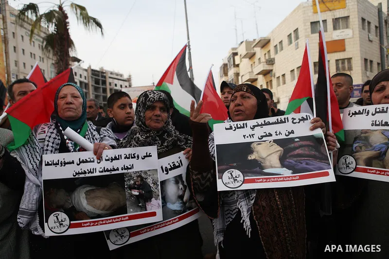 Palestinian protesters take part in a protest in solidarity with the Palestinian Yarmouk refugee camp in Syria, in the West Bank city of Ramallah, Jan. 15, 2014. Photo by Issam Rimawi