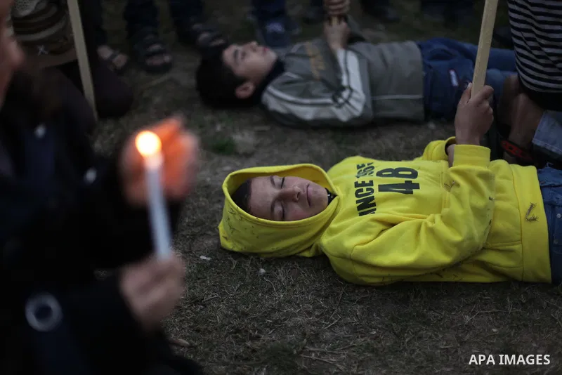 A Palestinian girl holds a candle as he takes part in a rally to show solidarity with Palestinian refugees in Syria's main refugee camp Yarmouk, in Deir al-Balah in the central Gaza Strip January 15, 2014. Photo by Ashra...